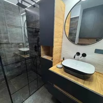 Alquiler a largo plazo de un amplio piso de 3 habitaciones con balcón y aire acondicionado en Breslavia, Вроцлаве, Krzyki