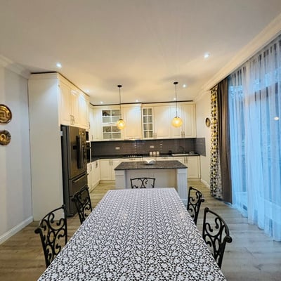 Miete eines geräumigen dreistöckigen Hauses, Makhinjauri, Batumi, Georgien