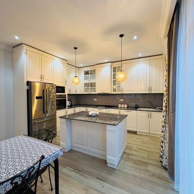 Miete eines geräumigen dreistöckigen Hauses, Makhinjauri, Batumi, Georgien