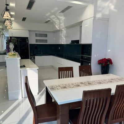 Location d'une maison moderne avec piscine proche de la mer, Da Nang, Vietnam