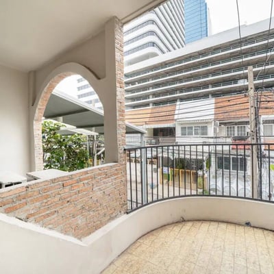 Alquiler de apartamento amueblado de 3 dormitorios en el distrito de Khlong Toei, Bangkok, Tailandia