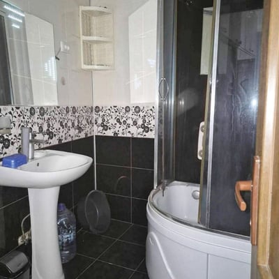 Apartamento luminoso de 60 m² con 2 dormitorios y balcón en alquiler, Batumi, Georgia