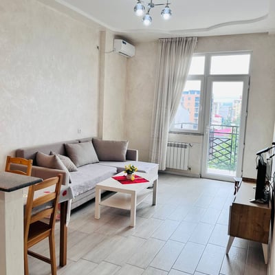 Vermietung einer hellen, möblierten Wohnung, 55 m², Batumi, Georgien