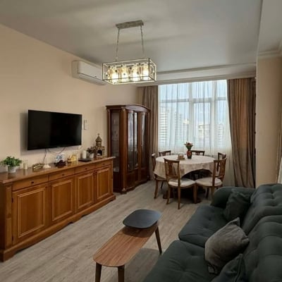 Location d'un appartement spacieux et meublé avec vue sur les montagnes et la ville, 60 m², Batoumi, Géorgie