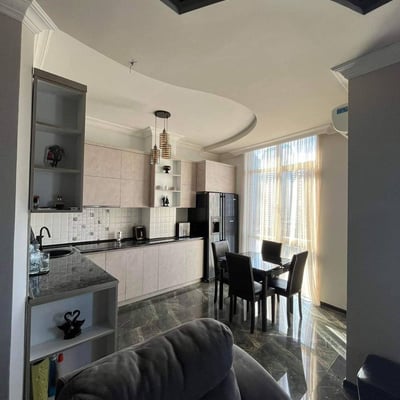 Alquiler de apartamento dúplex luminoso y amplio, 105 m², Batumi, Georgia