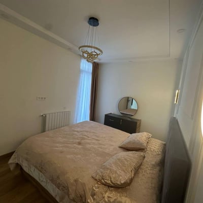 Alquiler de apartamento luminoso y espacioso de tres dormitorios, 96 m², Batumi, Georgia