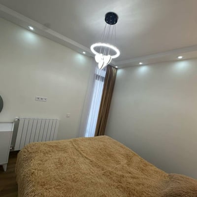 Alquiler de apartamento luminoso y espacioso de tres dormitorios, 96 m², Batumi, Georgia
