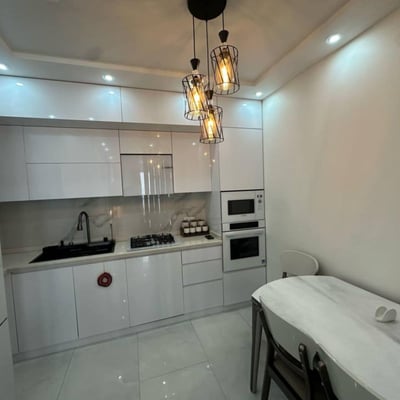 Alquiler de apartamento luminoso y espacioso de tres dormitorios, 96 m², Batumi, Georgia