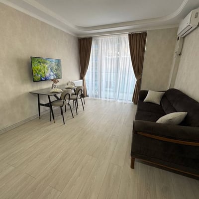 Alquiler de apartamento moderno y confortable con balcón, 58 m², Batumi, Georgia