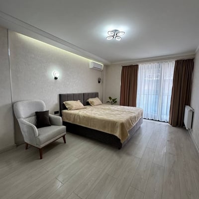 Alquiler de apartamento moderno y confortable con balcón, 58 m², Batumi, Georgia