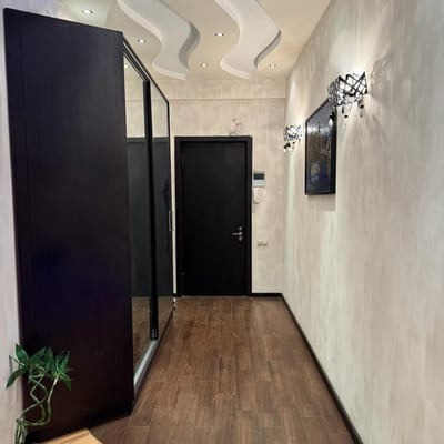 Location d’un appartement moderne et meublé avec parking, 120 m², Vake-Saburtalo, Tbilissi, Géorgie