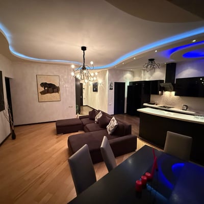 Location d’un appartement moderne et meublé avec parking, 120 m², Vake-Saburtalo, Tbilissi, Géorgie