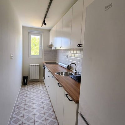 Appartement lumineux et cosy 52m² avec terrasse à louer, Čukariča, Belgrade, Serbie