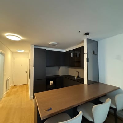 Apartamento moderno 62m² en alquiler en complejo Kennedy Residence, Nuevo Belgrado, Serbia