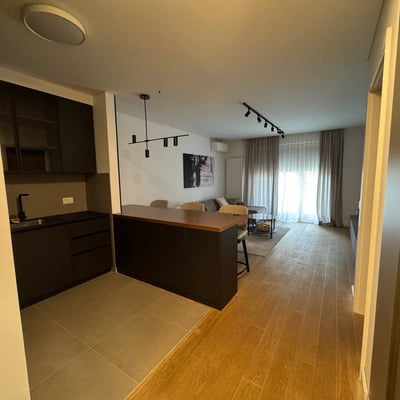 Apartamento moderno 62m² en alquiler en complejo Kennedy Residence, Nuevo Belgrado, Serbia