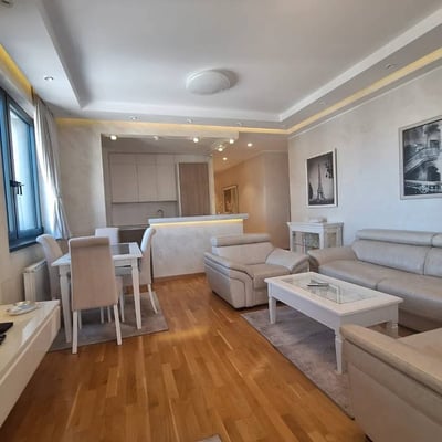 Luminoso apartamento de cuatro habitaciones de 88 m² en BW Parkview, Belgrado, Serbia