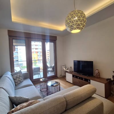 Alquiler de apartamento elegante de 51 m² en el complejo premium A Blok, Belgrado