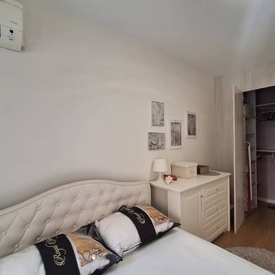 Alquiler de apartamento elegante de 51 m² en el complejo premium A Blok, Belgrado