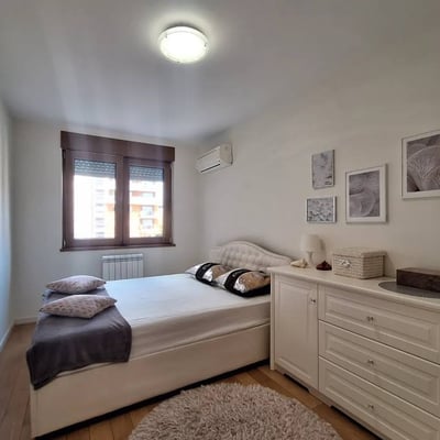 Alquiler de apartamento elegante de 51 m² en el complejo premium A Blok, Belgrado