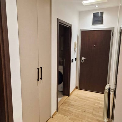 Location d'appartement moderne de 50 m² dans un immeuble récent avec vue sur le parc, district de Vračar, Belgrade, Serbie