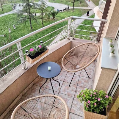 Location d'appartement moderne de 50 m² dans un immeuble récent avec vue sur le parc, district de Vračar, Belgrade, Serbie