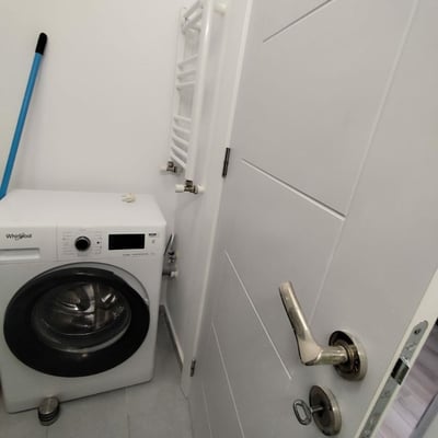 Alquiler de un apartamento amueblado de dos habitaciones con plaza de aparcamiento, Sector 6, Bucarest, Rumanía