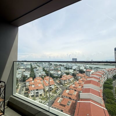 Sehr begehrte 2-Zimmer-Eckwohnung mit herrlichem Flussblick in Da Nang zu vermieten, Vietnam