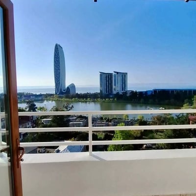 Alquiler de apartamento espacioso 150m² con vistas al mar y al parque, Batumi