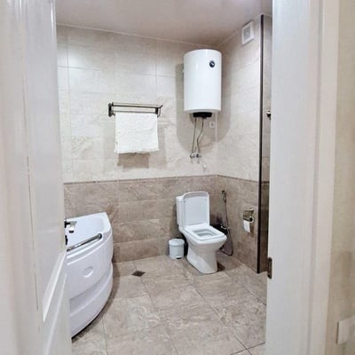 Alquiler de apartamento espacioso 150m² con vistas al mar y al parque, Batumi