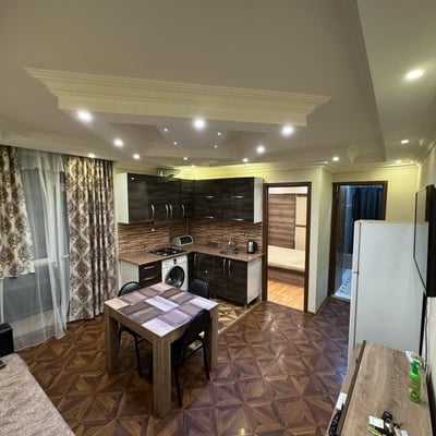 Сдаётся в аренду меблированная квартира (50м²) с видом на горы в Старом городе, Батуми, Грузия