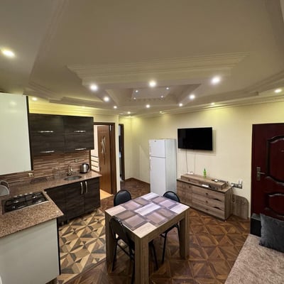 Сдаётся в аренду меблированная квартира (50м²) с видом на горы в Старом городе, Батуми, Грузия
