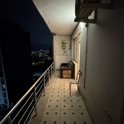 Möblierte Wohnung (50m²) zur Miete mit Bergblick in der Altstadt, Batumi, Georgien