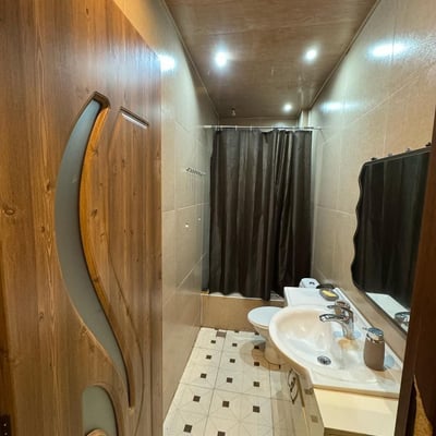Möblierte Wohnung (50m²) zur Miete mit Bergblick in der Altstadt, Batumi, Georgien