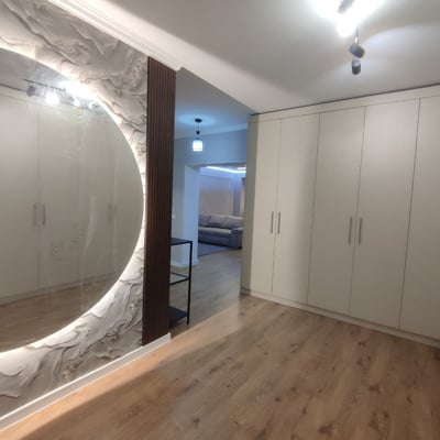 Alquiler de un amplio apartamento amueblado de 3 habitaciones, 83 m², suburbio de Bucarest (Pipera), Rumanía