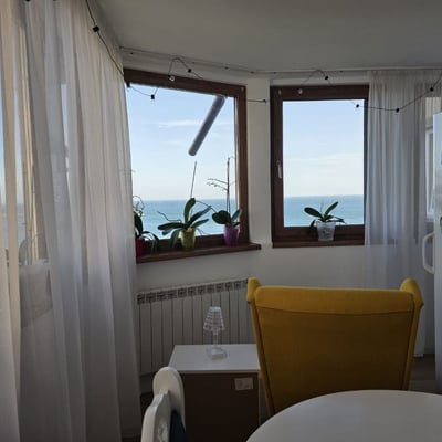 Rent of comfortable 4-room apartments, 115 m², with a sea view, Faleza Nord, Constanța, Romania