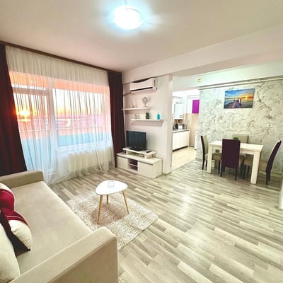 Alquiler de un apartamento cómodo de 2 habitaciones con vista al mar, 55 m², Mamaia, Constanța, Rumanía