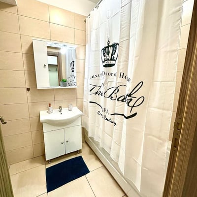 Alquiler de un apartamento cómodo de 2 habitaciones con vista al mar, 55 m², Mamaia, Constanța, Rumanía