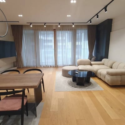 Alquiler de un apartamento espacioso de 3 habitaciones, 92 m², Nuevo Belgrado, Serbia