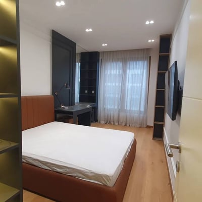 Alquiler de un apartamento espacioso de 3 habitaciones, 92 m², Nuevo Belgrado, Serbia
