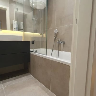 Alquiler de un apartamento espacioso de 3 habitaciones, 92 m², Nuevo Belgrado, Serbia