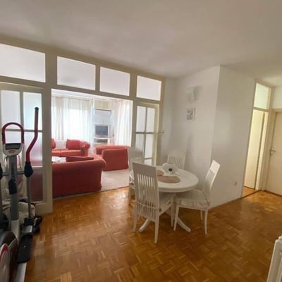 Alquiler de un apartamento amueblado y luminoso de 3 habitaciones, 65 m², Voždovac, Belgrado, Serbia