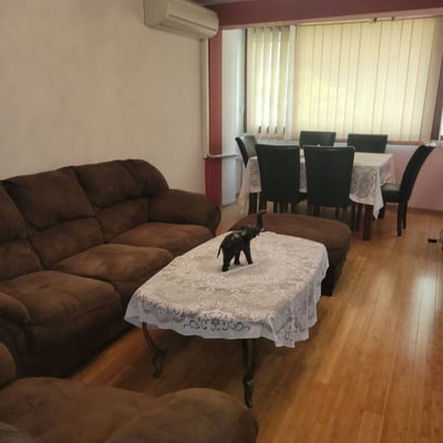 Alquiler de un apartamento luminoso y amueblado de 3 habitaciones, Burgas, barrio Vazrazhdane, Bulgaria