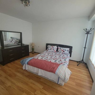 Alquiler de un apartamento luminoso y amueblado de 3 habitaciones, Burgas, barrio Vazrazhdane, Bulgaria