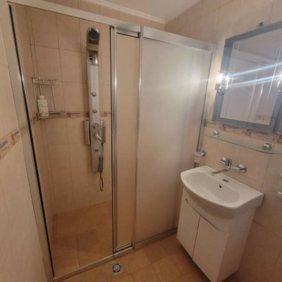 Alquiler de un apartamento luminoso y amueblado de 3 habitaciones, Burgas, barrio Vazrazhdane, Bulgaria