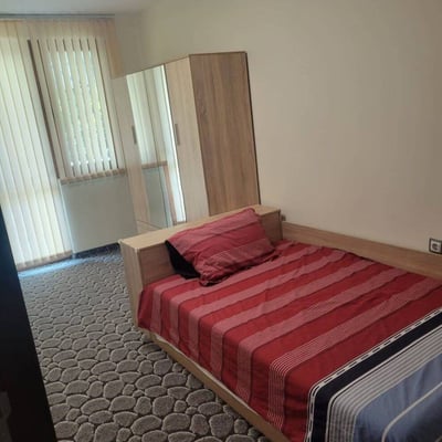 Alquiler de un apartamento luminoso y amueblado de 3 habitaciones, Burgas, barrio Vazrazhdane, Bulgaria