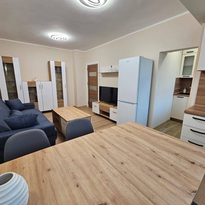 Alquiler de un apartamento luminoso y amueblado de 3 habitaciones, Burgas, barrio Lazur, Bulgaria