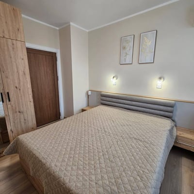 Alquiler de un apartamento luminoso y amueblado de 3 habitaciones, Burgas, barrio Lazur, Bulgaria