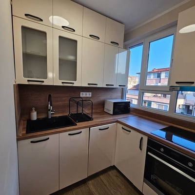 Alquiler de un apartamento luminoso y amueblado de 3 habitaciones, Burgas, barrio Lazur, Bulgaria