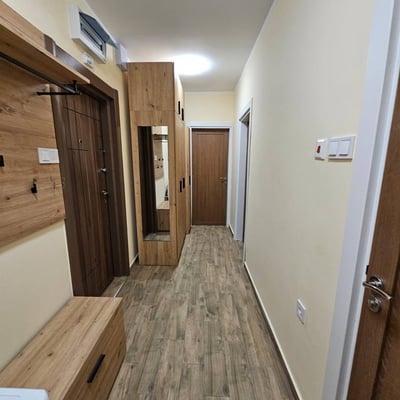 Alquiler de un apartamento luminoso y amueblado de 3 habitaciones, Burgas, barrio Lazur, Bulgaria