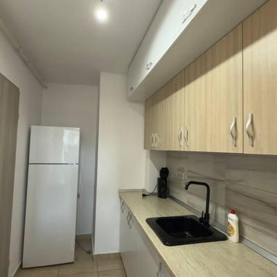 Alquiler de un moderno apartamento de 1 habitación, completamente amueblado, con cocina independiente y balcón, Bucarest, Sector 6, Rumanía